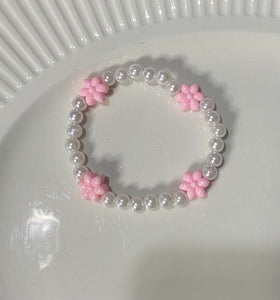 Beaded pearl bracelet with pink flowers