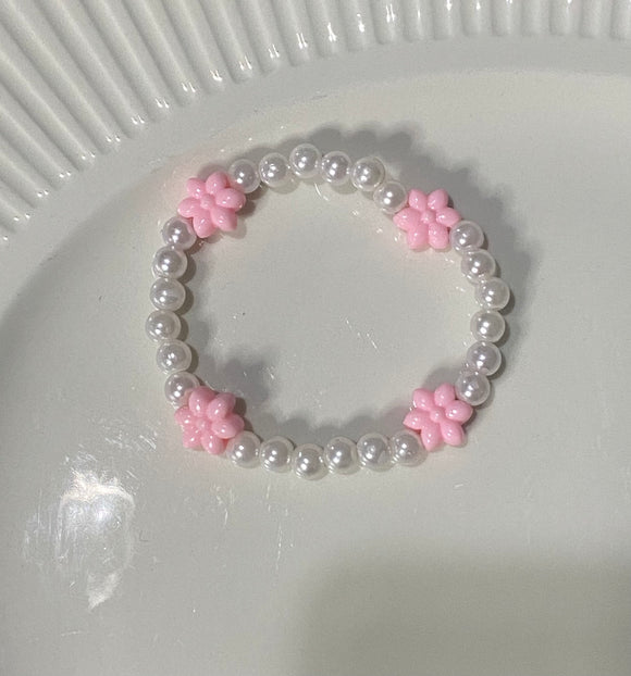 Beaded pearl bracelet with pink flowers
